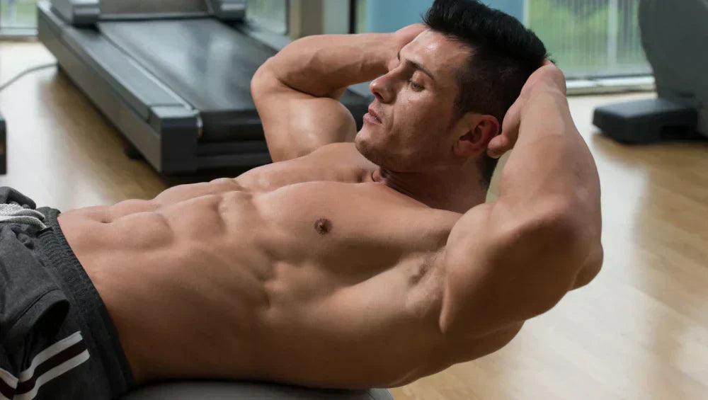 Homme musclé torse nu en train de faire des exercices dans une salle de gym