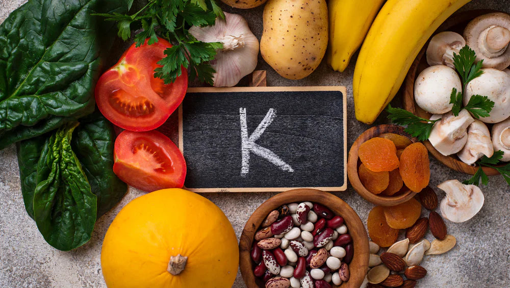 Table garnis de plusieurs aliments riche en vitamine K