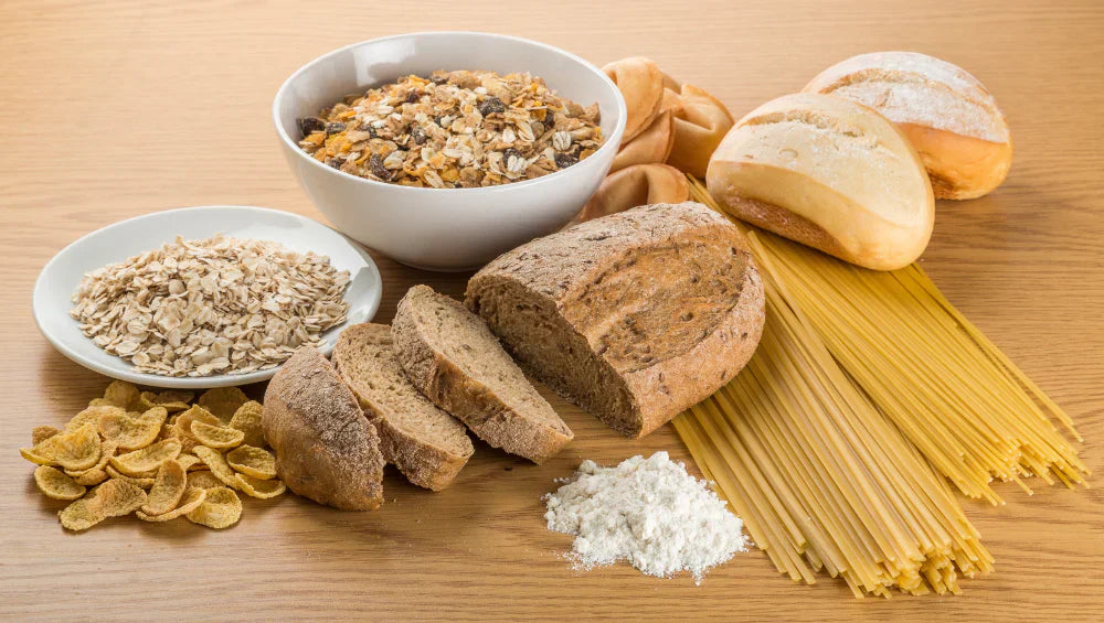 Plusieurs aliments riche en glucides posé sur une table