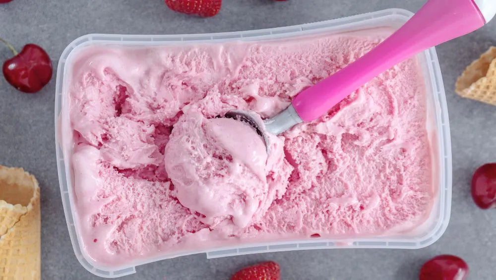 Image d'une glace protéinée à la fraise.